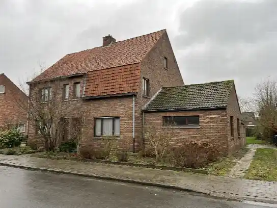 Maison belge avec une toiture en tuiles et une annexe en tuiles béton envahies de mousse